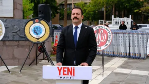 YENİ Parti Eskişehir İl Örgütü 29 Ekim için çelenk sundu