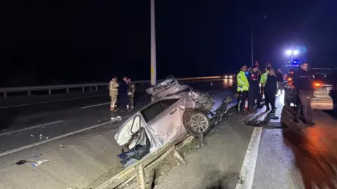 Çanakkale’de direğe çarpan otomobil ikiye bölündü: 2 ölü