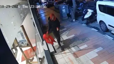Manisa’da Cumhuriyet Bayramı gecesi Türk bayrağına saldırı