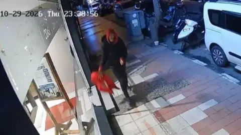 Manisa’da Cumhuriyet Bayramı gecesi Türk bayrağına saldırı
