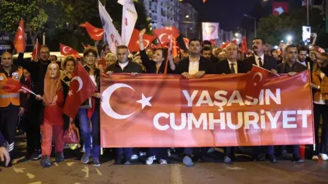 Karabağlar’da Cumhuriyet coşkusu kortej yürüyüşüyle zirveye ulaştı