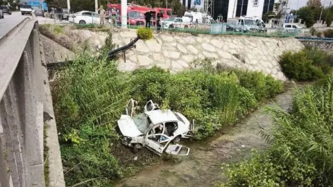 Antakya’da dereye düşen otomobildeki 3 kişi ekiplerce kurtarıldı