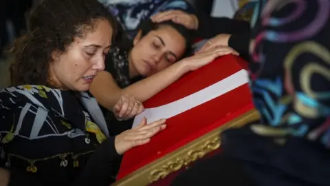 Marmara’da Batan Gemide Ölen Rahmi Temel İzmir’de Toprağa Verildi