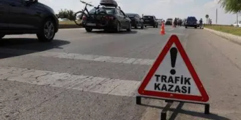 2 araca çarpan sürücü otomobilini bırakıp kaçtı; 1 yaralı