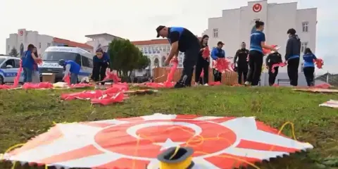 Cumhuriyetin 103. yılında 103 uçurtma göğe yükseldi