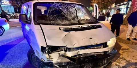 Minibüs ile motosiklet kafa kafaya çarpıştı: 1 yaralı