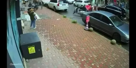 Çekmeköy’de aküsü değiştirilen motosiklet aniden hareket etti, yardım eden kişi yere düştü