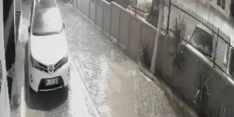 Sokakta havai fişek patlattılar, balkonlar ve araçlar zarar gördü