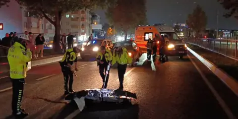 Bariyerden atlayıp karşıya geçmek isteyen yaya otomobil altında öldü