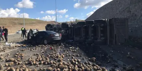 Ağrı'da pancar yüklü tır otomobille çarpıştı: 4 ölü