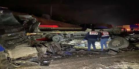 Peş peşe çarpışan 3 tırdan acı haber geldi