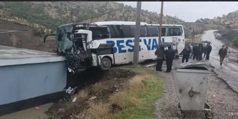 Şırnak Uludere’de Otobüs ile Tır Çarpıştı: Otobüs Şoförü Hayatını Kaybetti, 14 Yaralı Var
