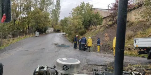 Hakkari'de tıkanan yağmur suyu kanalarına müdahale edildi