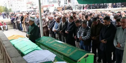 Gözyaşları sel oldu! 3 cenaze yan yana