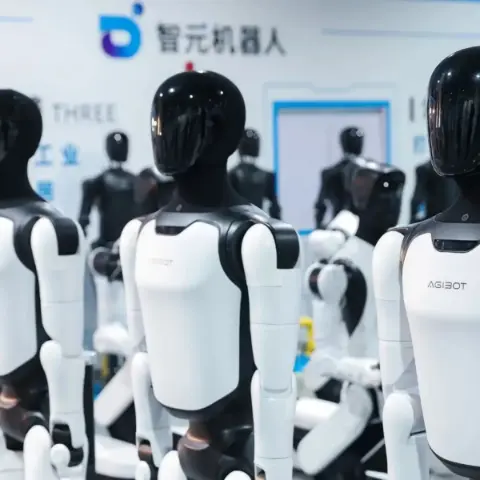 AGIBOT’un 110 insansı robotu senkronize dans ederek Guinness rekoru kırdı