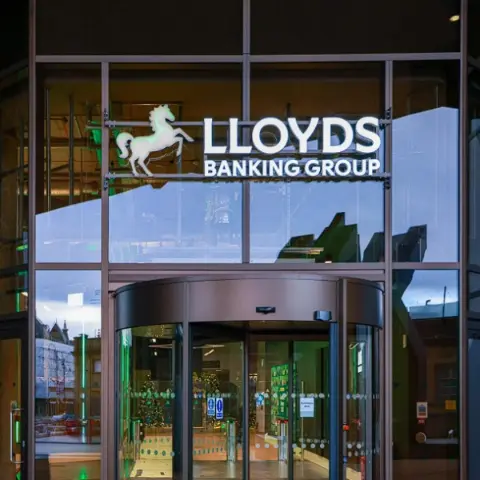 İngiliz bankacılık devi Lloyds'un karı neredeyse ikiye katlandı