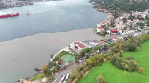 Sağanak sonrası İstanbul: Derelerden taşan sular denizin rengini değiştirdi
