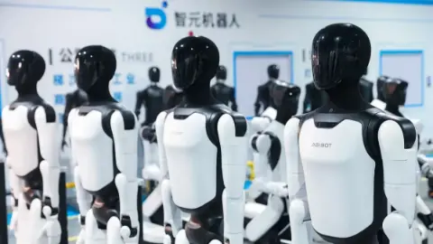 AGIBOT’un 110 insansı robotu senkronize dans ederek Guinness rekoru kırdı