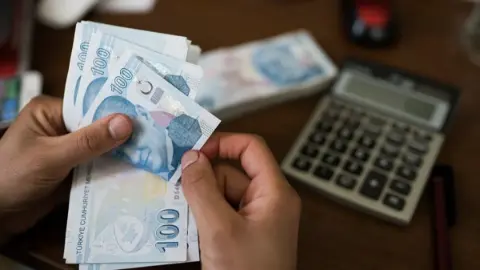 EMEKLİ ZAMMI OCAK 2027 SON DAKİKA: Emekli maaşı düzenlemesi için 3 formül masada!