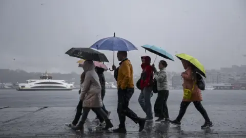 İstanbul'da sağanak yağış alarmı: 7 gün boyunca mevsim normallerinin altında sıcaklık bekleniyor