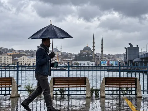 HAVA DURUMU 30 EKİM: İstanbul dahil birçok ilde sarı alarm! İstanbul'da hafta sonu hava nasıl olacak?