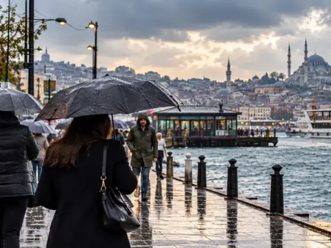 HAVA DURUMU SON DAKİKA: Meteoroloji İstanbul için saat verdi! Kuvvetli sağanak ve fırtına geliyor! İstanbul'da yarın hava nasıl olacak?