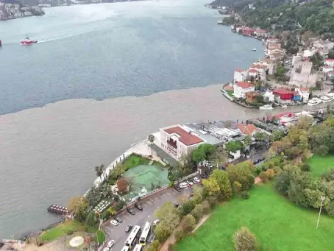 Sağanak sonrası İstanbul: Derelerden taşan sular denizin rengini değiştirdi