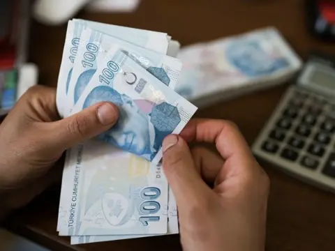 EMEKLİ ZAMMI OCAK 2027 SON DAKİKA: Emekli maaşı düzenlemesi için 3 formül masada!
