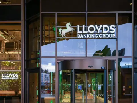 İngiliz bankacılık devi Lloyds'un karı neredeyse ikiye katlandı
