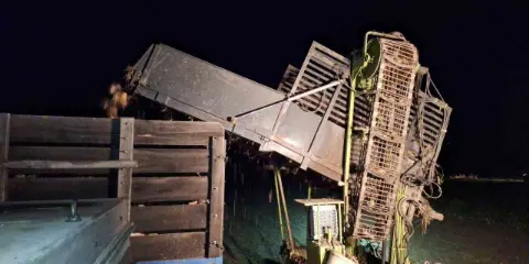 Çiftçiler Erzincan'da yağış uyarısıyla gece hasadına geçti