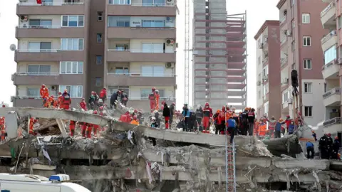 İzmir depreminin 6. yılında aranan adalet: 36 kişinin hayatını kaybettiği Rıza Bey Apartmanı davasında aileler adalet bekliyor