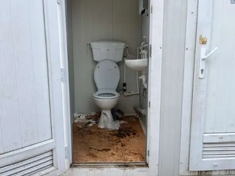 Muğla Menteşe’de Pazarcıların Tuvalet İsyanı: “İki Tuvalet Yetmiyor, Temizlik Yok”