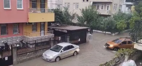 Fethiye’de Sağanak Hayatı Felç Etti: Evler, İş Yerleri ve Seralar Sular Altında