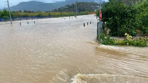 Muğla’da Sel Manzaraları: Deniz Kahverengiye Döndü, Yollar Kapandı