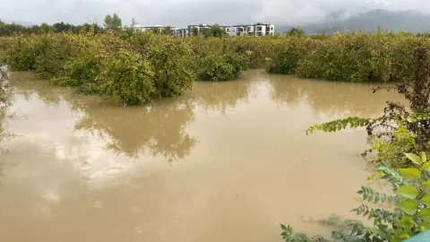 Muğla’da Sel Manzaraları: Deniz Kahverengiye Döndü, Yollar Kapandı
