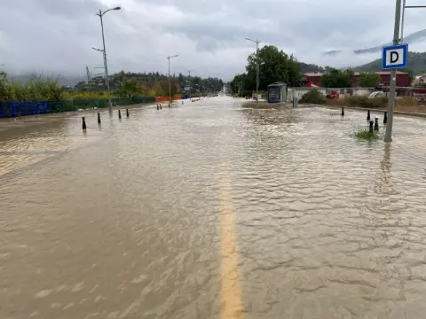 Muğla’da Sel Manzaraları: Deniz Kahverengiye Döndü, Yollar Kapandı