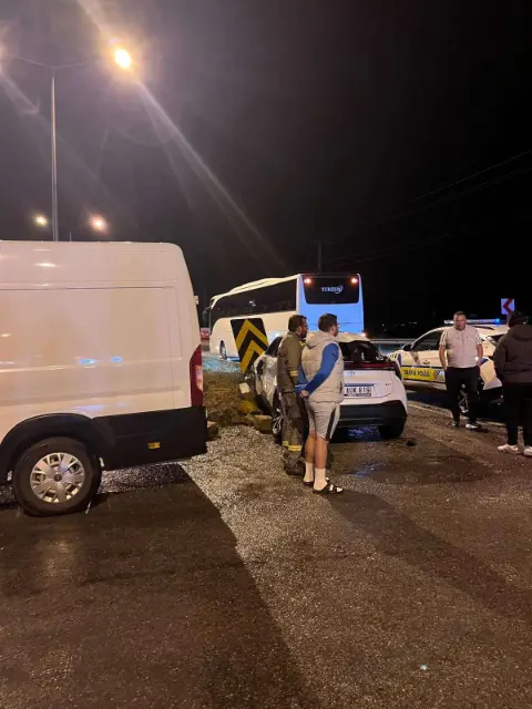 Menteşe’de Yağış Sonrası Kaza: Otobüs ile Araç Çarpıştı