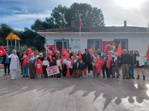Milas Çamovalısaz İlkokulu’nda 29 Ekim Coşkusu: Köy Halkı ve Öğrenciler Cumhuriyet Bayramı’nı Birlikte Kutladı
