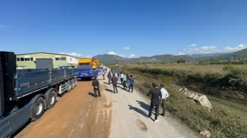 Dalaman’da Taşkın Yaşanan Tersakan Çayı’na Kamyon Devrildi, Sürücü Yaralandı