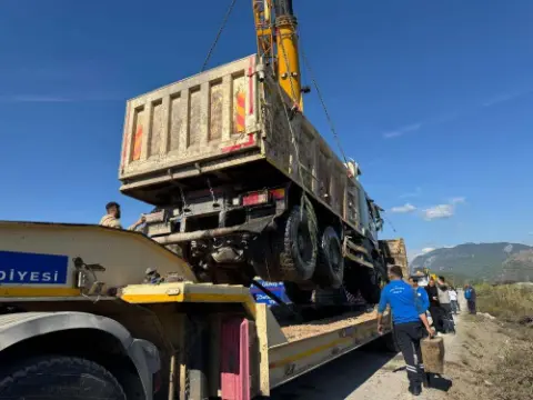 Dalaman’da Taşkın Yaşanan Tersakan Çayı’na Kamyon Devrildi, Sürücü Yaralandı