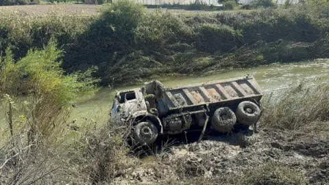 Dalaman’da Taşkın Yaşanan Tersakan Çayı’na Kamyon Devrildi, Sürücü Yaralandı