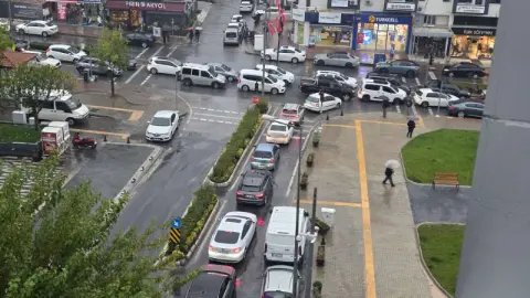 Menteşe’de Sağanak Trafiği Kilitledi Araçlar İlerlemekte Zorlandı