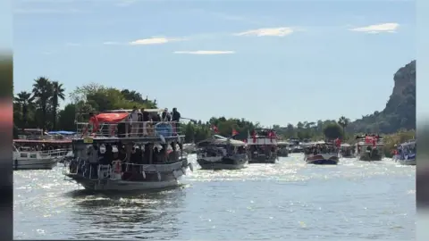 Dalyan Kanalı’nda 103 Tekneyle Görkemli Cumhuriyet Korteji