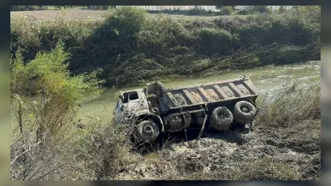 Dalaman’da Taşkın Yaşanan Tersakan Çayı’na Kamyon Devrildi, Sürücü Yaralandı