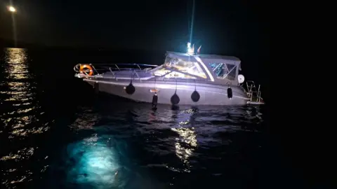 Marmaris’te Tekne Kayalıklara Çarptı: 2 Kişi Kurtarıldı