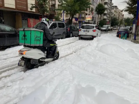 Manisa'da Araçlar Beyaza Büründü, Vatandaşlar Şaşkına Döndü