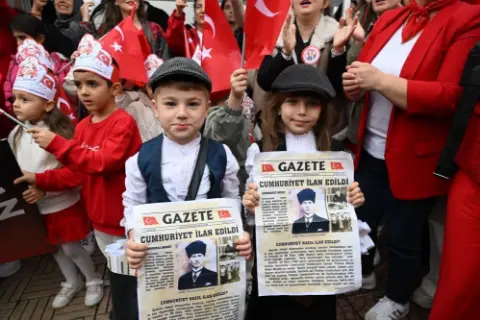 Cumhuriyet’in İlk Manşetlerini Dağıttılar!