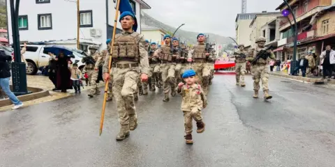 Beytüşşebap’ta minik çocuk, yağmura rağmen askerlerin kortejinden ayrılmadı