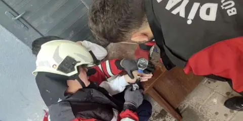 Diyarbakır’da çocuğun parmağına sıkışan metal itfaiye erleri tarafından çıkartıldı