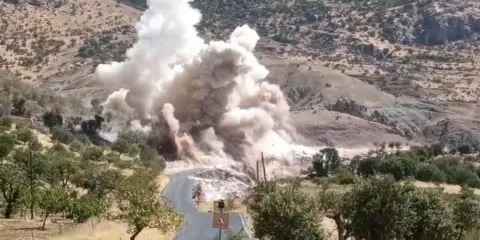 Siirt-Pervari Yolunda Dev Kaya Kütleleri Kontrollü Patlatıldı